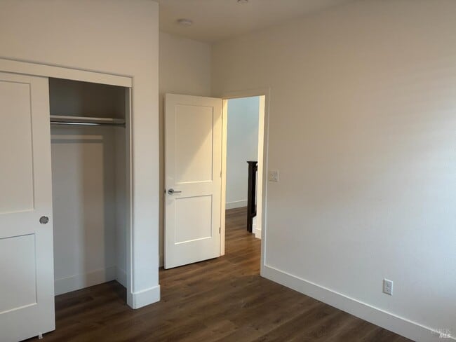 Building Photo - 1468 Oak Cir