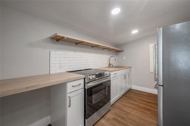 Building Photo - 236 W North St