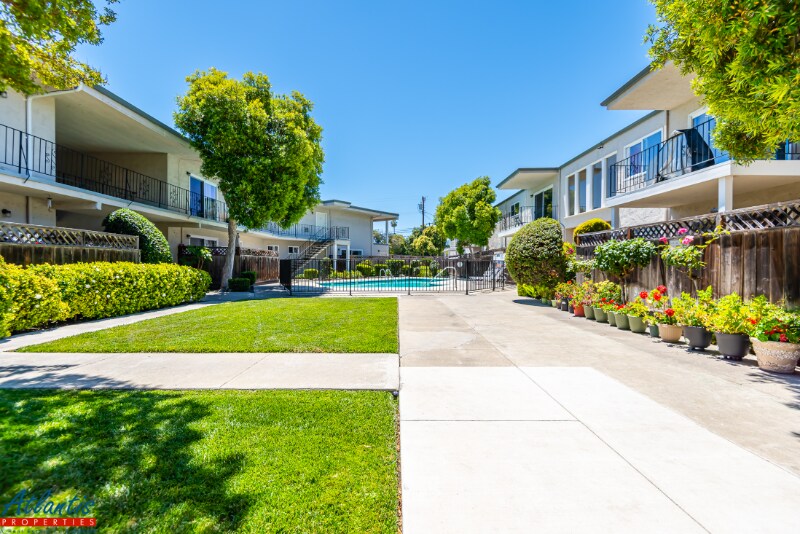 Building Photo - 642 Blythe Ct