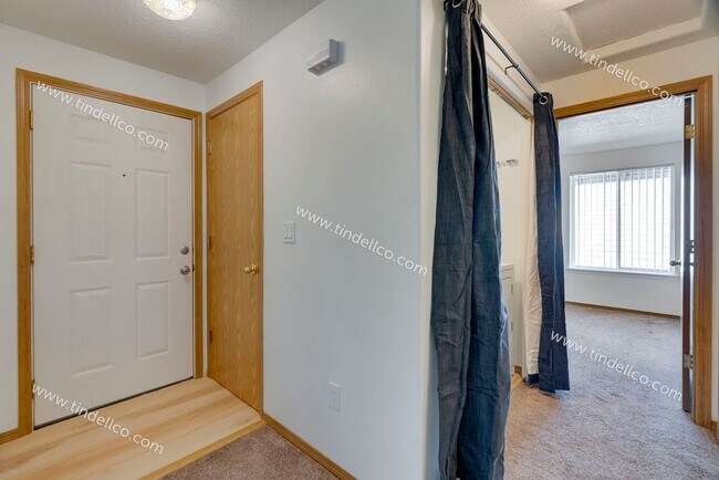 Building Photo - $500 OFF 2ND MONTH RENT** Spacious Pet-Friendly Top-Floor Unit w/ Parking Included!