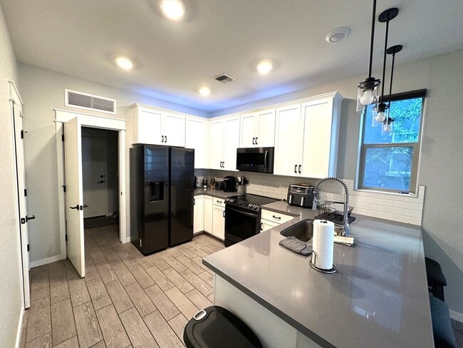 Building Photo - 4 bed 2.5 bath townhouse in The Crossings