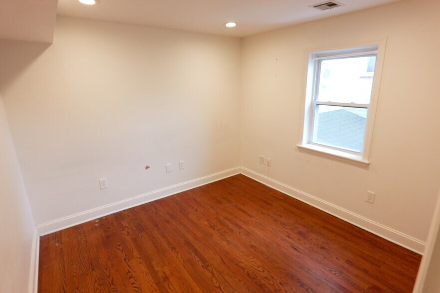 Building Photo - 245 Ferry St