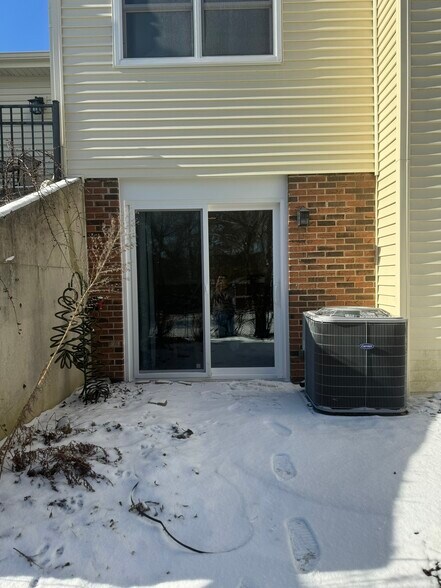 Building Photo - 7S485 Lynn Dr