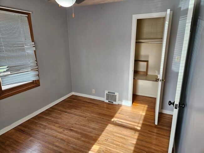 Building Photo - 215 Tyler Ave