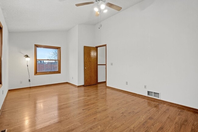 Building Photo - Spacious 3BR 2Bath Townhome in the desirable Seward Neighborhood!