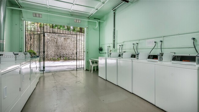 Building Photo - 2539 S Bayshore Dr