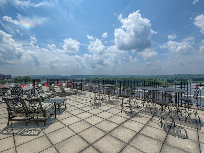 Building Photo - 1525 N Front St