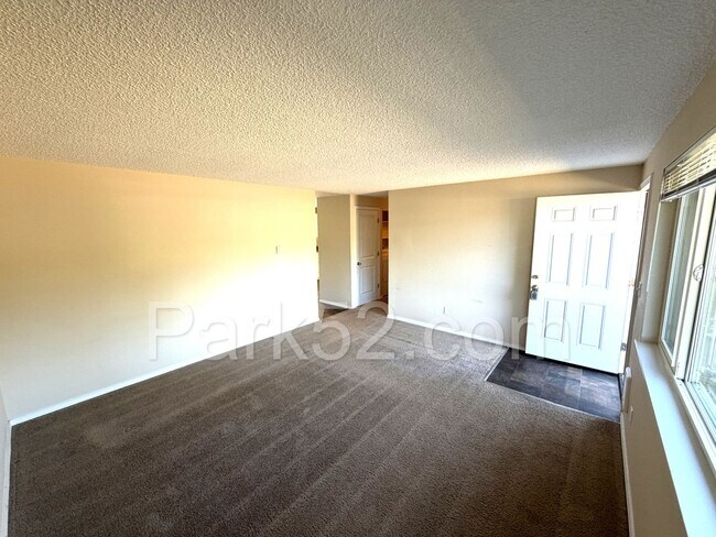 Building Photo - 3 Bedroom Single Family Rambler