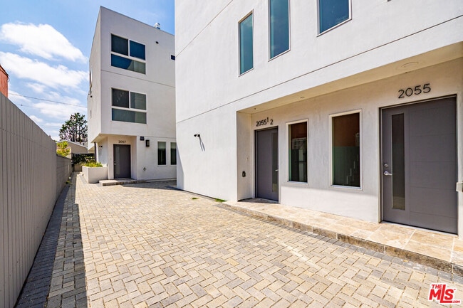 Building Photo - 2057 1/2 S Garth Ave