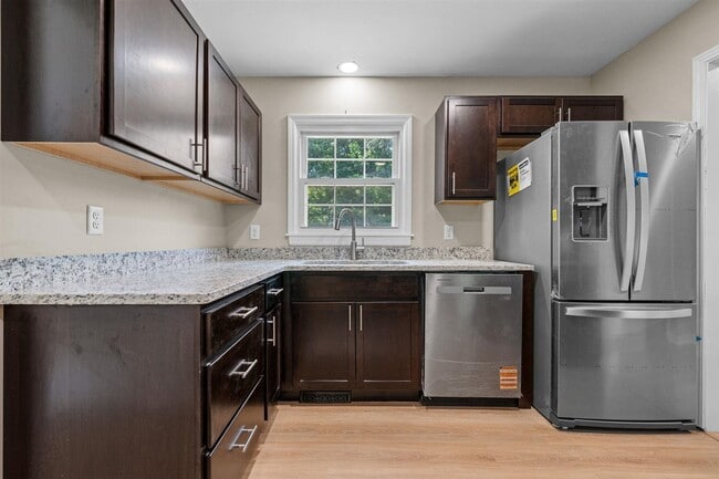 Building Photo - 725 Temple Ct