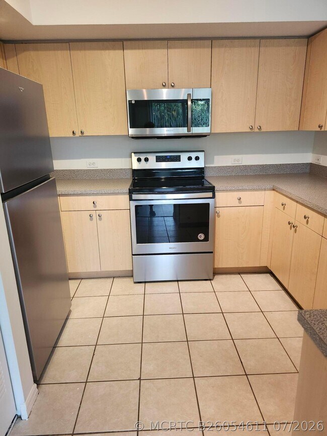 Building Photo - 1009 Villa Cir