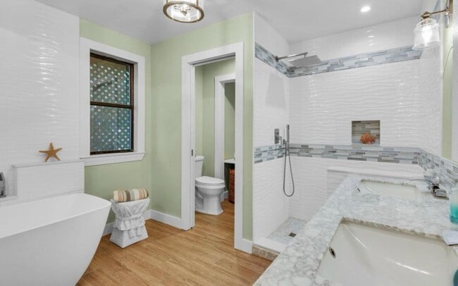 Building Photo - Beautiful 3B/3.5B Waterfront Fully Furnished Home available for Long-Term Rental!