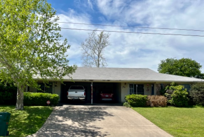 Building Photo - 1823 Greenwood Ln