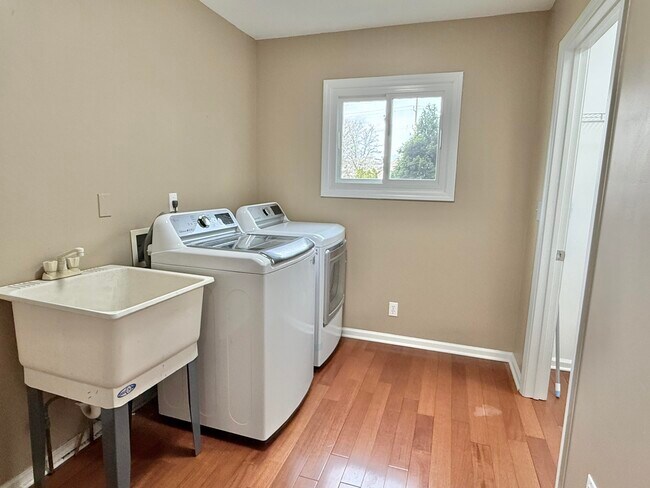 Building Photo - 2636 Shefman Terrace