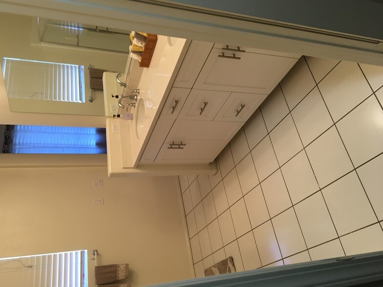Master bathroom - 10958 Kittridge St