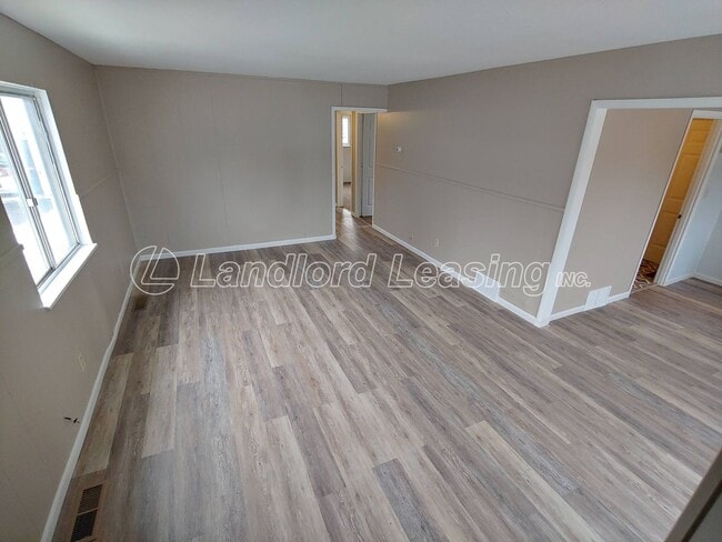 Building Photo - Freshly painted 3 bedroom with new flooring throughout!