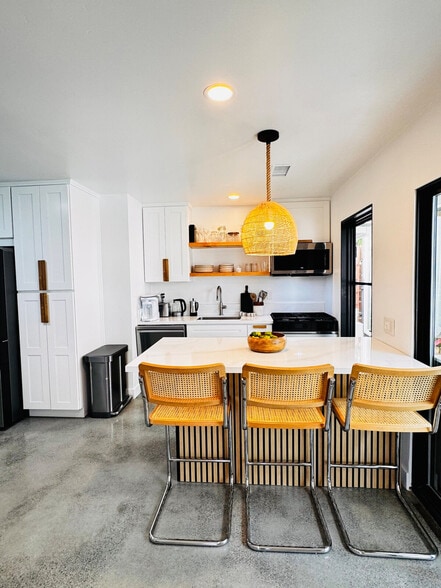 Building Photo - 4807 Refugio Ave