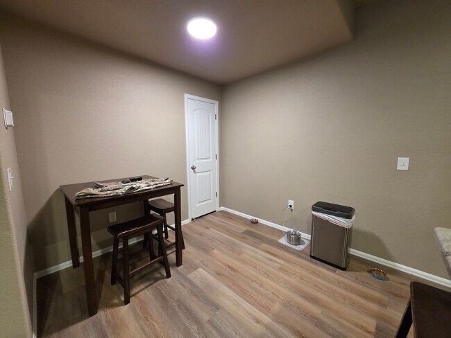 Building Photo - Beautiful 3 Bed 3 Bath Townhome!!