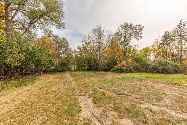 Building Photo - 1520 Traver Rd