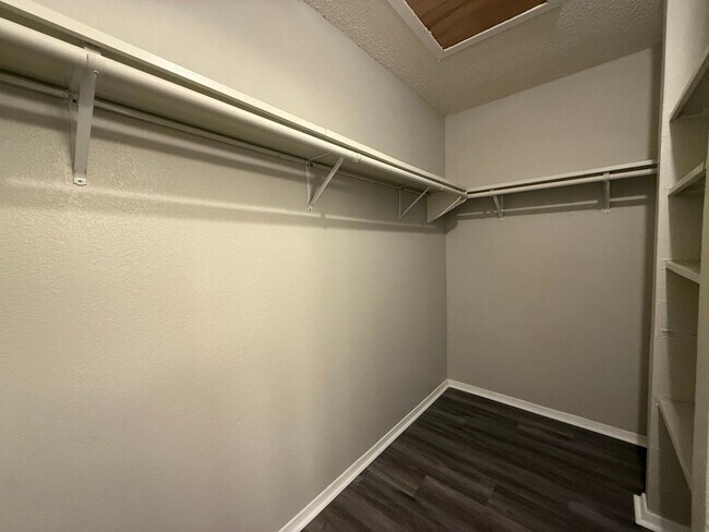 Building Photo - 513 Sierra Cove