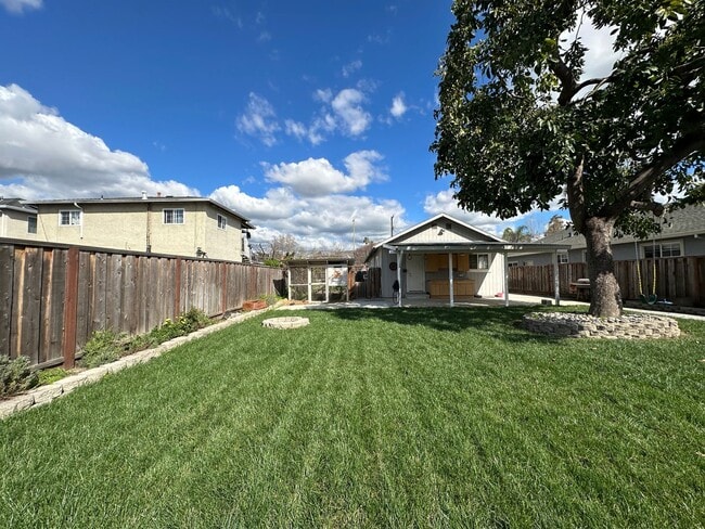 Building Photo - Downtown Bungalow, Pet Friendly, Large Yard