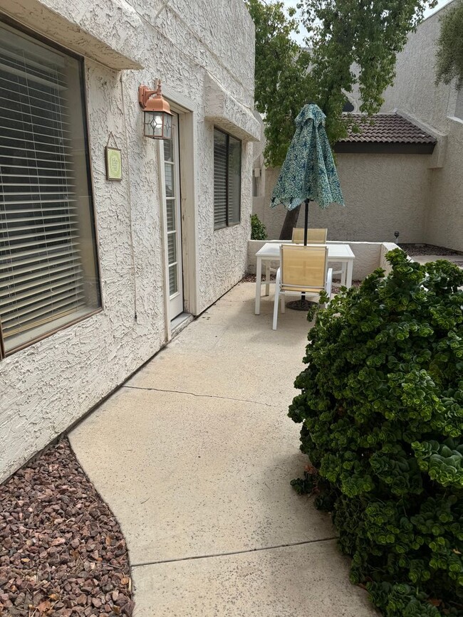 Building Photo - Charming Patio!