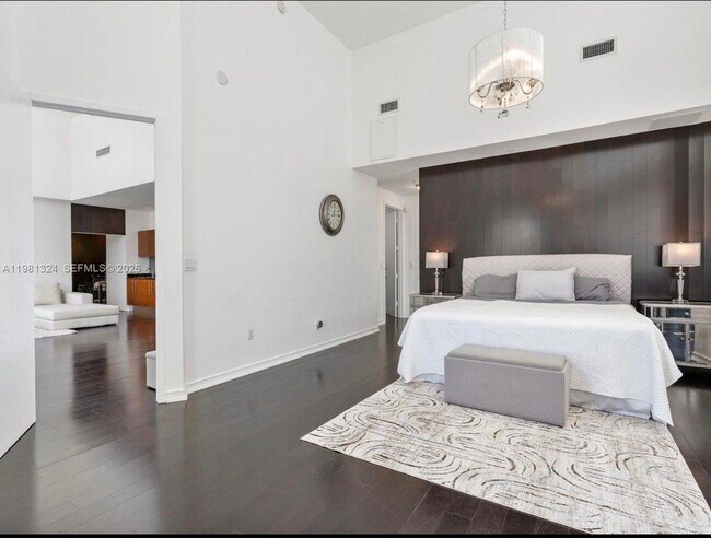 Building Photo - 18101 Collins Ave