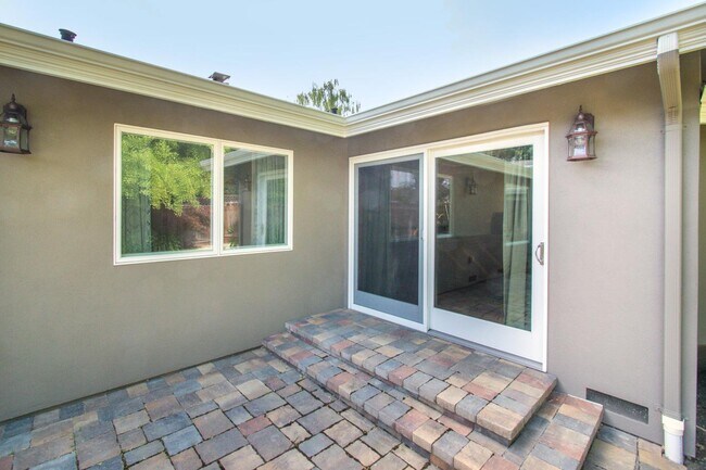 Building Photo - 446 Guadalupe Dr