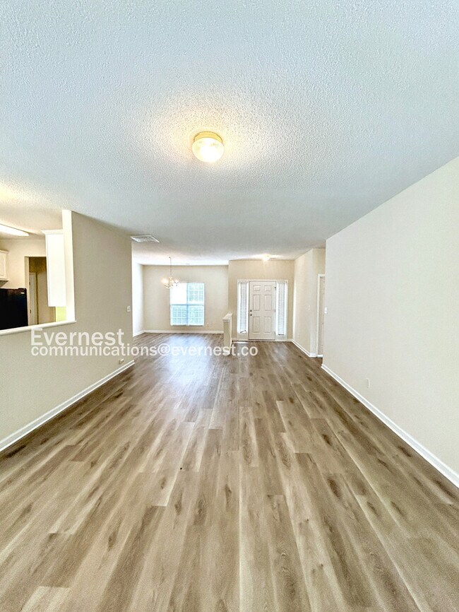 Building Photo - Spacious 3 Bedroom Home in High Point / Up...