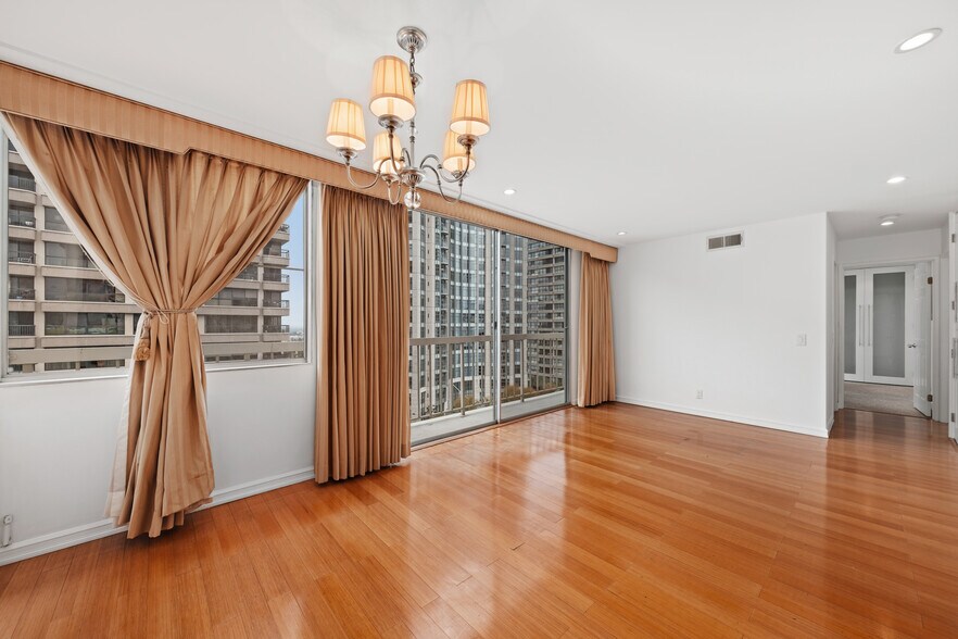 Building Photo - 10751 Wilshire Blvd