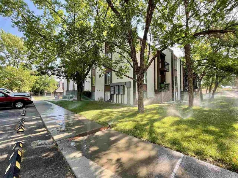 Building Photo - 3150 Lakeside Dr