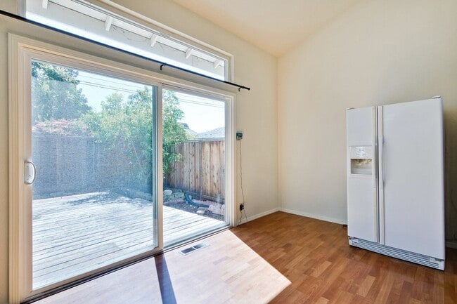 Building Photo - Hardwood Floors- A/C- Full Bedroom and Bath on First Floor: Fresh Paint