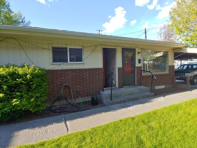 Building Photo - 405 SE 18th St
