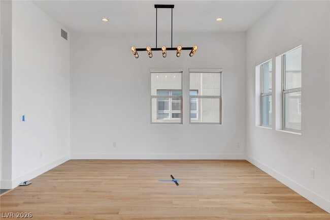 Building Photo - 670 Grey Saker St