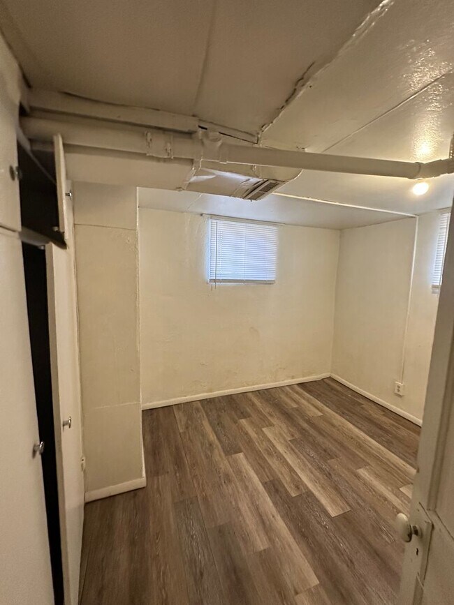 Building Photo - AJE1825