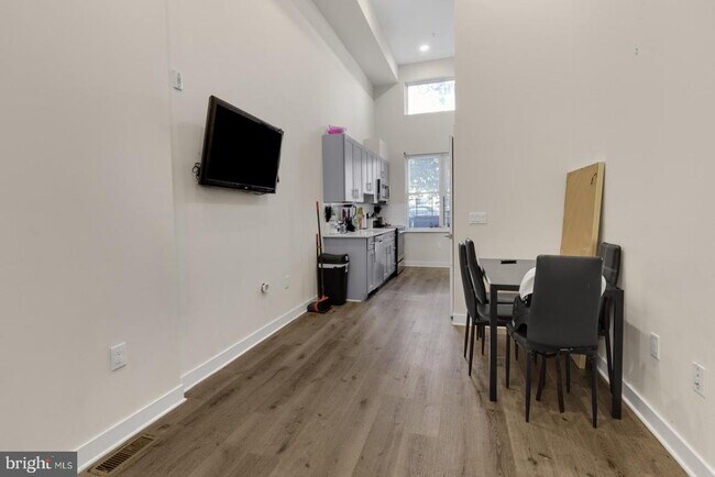 Building Photo - 19 S 44th St