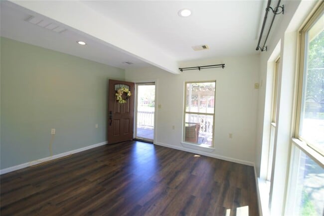 Building Photo - 5307 Pine Ave