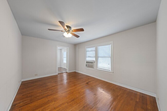 Building Photo - Charming 1-Bed Bungalow with Carport in Central San Antonio – Cozy, Bright, and Move-In Ready!