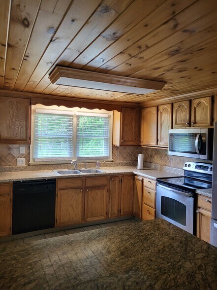 Building Photo - 626 NC Highway 105 Byp