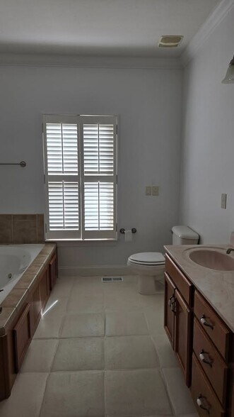 Building Photo - 324 Avenue of the Oaks