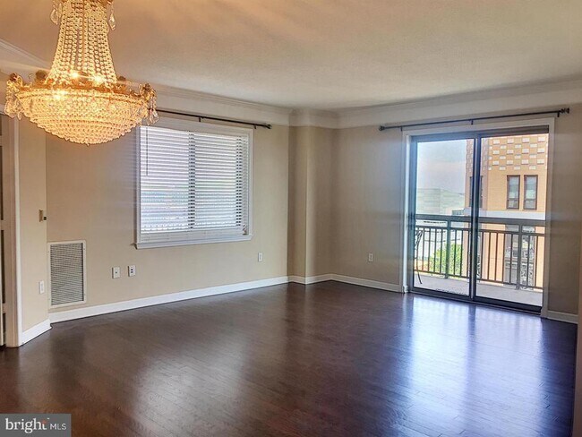 Building Photo - 901 N Monroe St