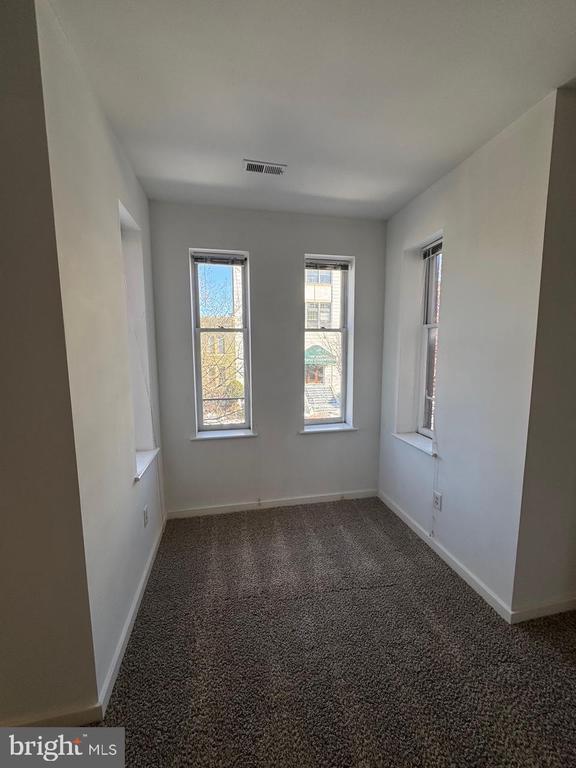 Building Photo - 526 8th St NE