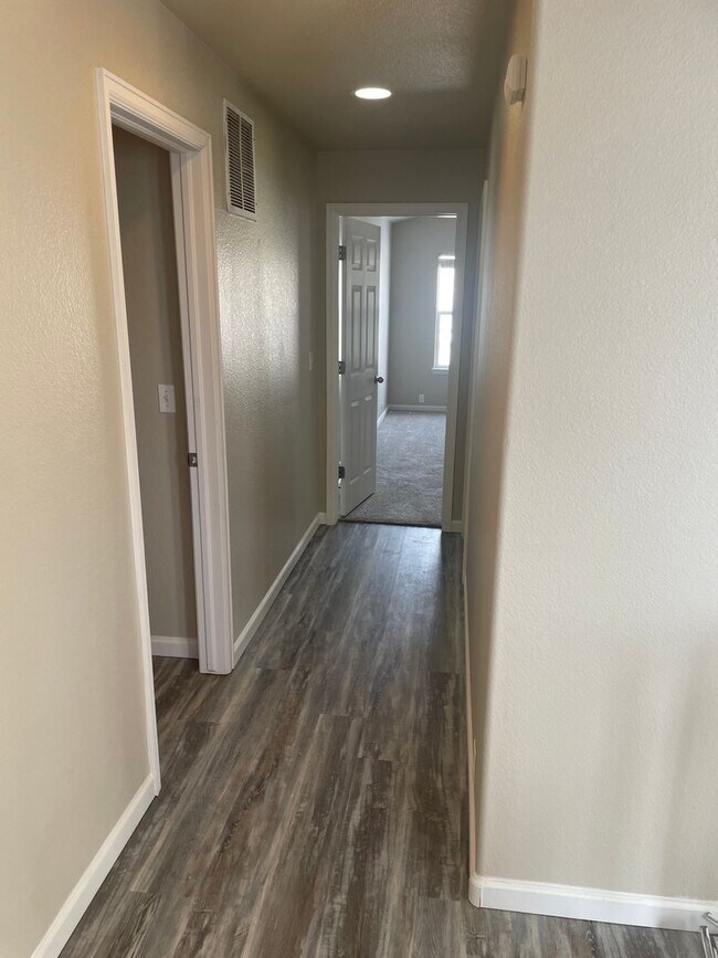Building Photo - Monument remodeled townhome