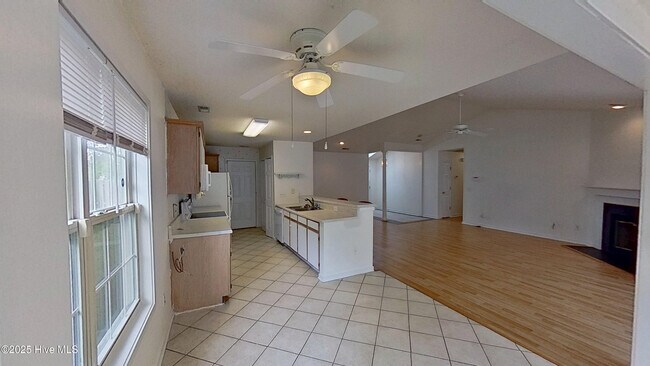 Building Photo - 303 Putnam Dr