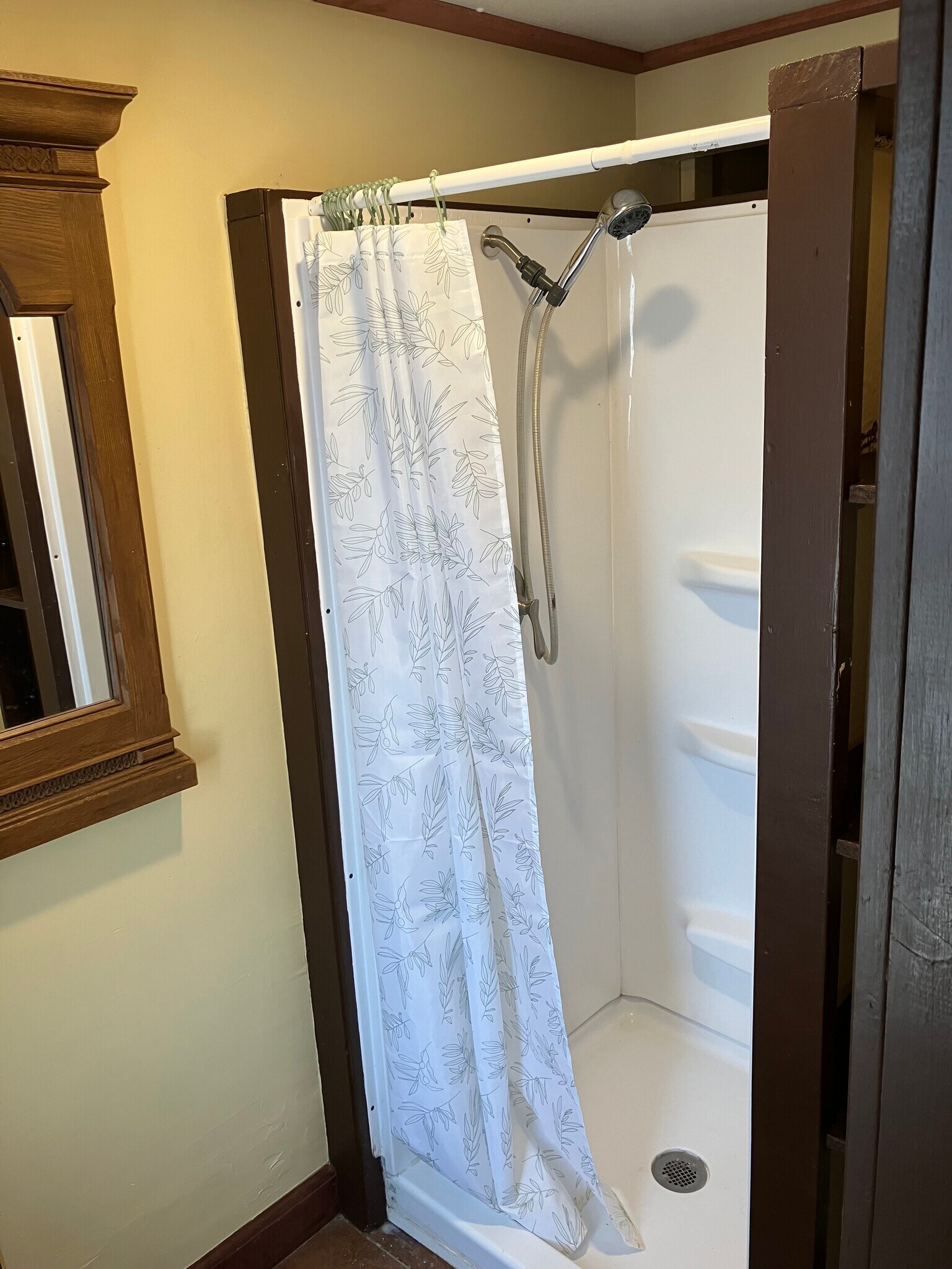 Shower Stall - N8133 Franklin Rd