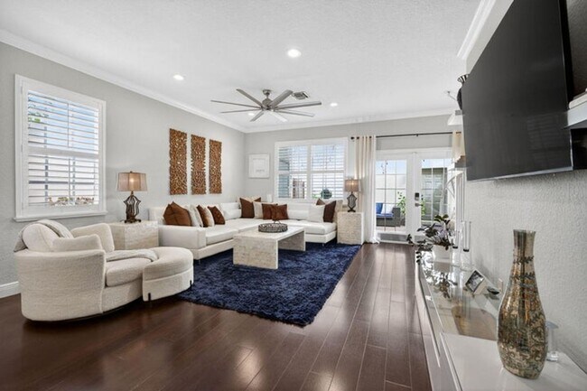 Building Photo - 203 E Thatch Palm Cir