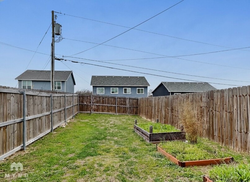 Building Photo - 3230 S Cherry Ln