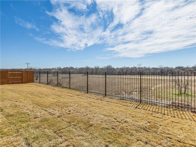 Building Photo - 401 Rainmaker Ln