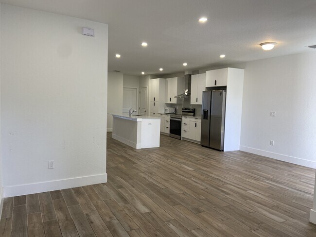 Building Photo - 401 Bella Sol Way