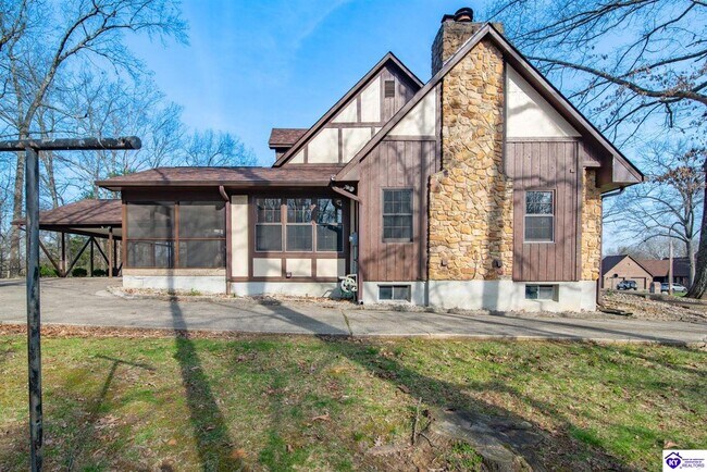 Building Photo - 697 St Andrews Rd